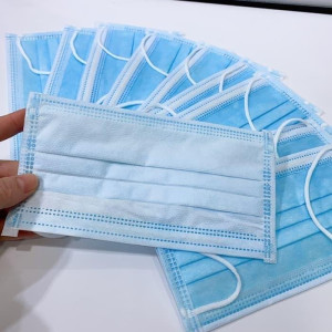 A máscara descartável tripla é aplicada na proteção respiratória contra poeira e névoas enquanto o usuário respira. O produto é desenvolvido com materiais flexíveis que garantem uma boa acomodação ao formato do rosto.