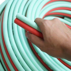 A mangueira Kanaflex flexível KANASOLDA é um modelo de mangueira geminada, ou seja, é composta por duas partes. A cor verde possui oxigênio e a vermelha, acetileno, sendo ideal para soldagens em geral.