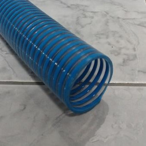 A mangueira Kanaflex flexível KF é um item auto-fluturante usado em piscinas. Com coloração transparente e espiral azul, a KF é resistente a raios ultravioletas, além de permitir o acompanhamento dos elementos succionados por meio da transparência. 