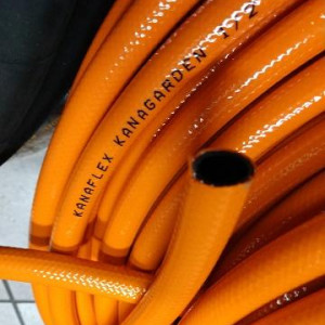 A mangueira Kanaflex flexível KANAGARDEN é usada para a condução de água na área de jardinagem e aplicações domésticas. Esta é produzida em PVC, reforçada com fios sintéticos, tem coloração verde, azul ou laranja e interno preto.