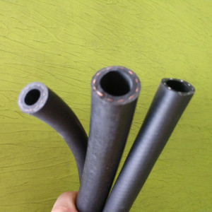 A mangueira Kanaflex flexível KANASPRAY é fabricada em PVC e tem reforço em fios sintéticos. Esta possui coloração preta, é indicada para pivôs de irrigação, é leve e resistente à abrasão e intempéries. 