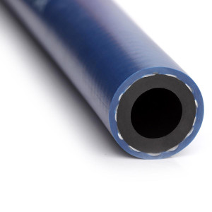 A mangueira Kanaflex flexível KLA é de coloração azul com interno preto. O item é usado em sistemas de lava auto, como lavagem a jato, já que é aplicado sob pressões extremas.