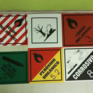 Encontre aqui na Lester equipamentos placas para transporte de produtos químicos fabricadas em diversos materiais, além de suportes, fixadores e abafadores.