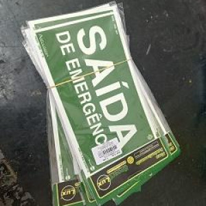 Encontre aqui na Lester equipamentos placa fotoluminescente para rota de fuga à pronta entrega e preços especiais !!!