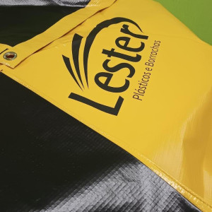 A Lona antichamas PVC é um produto muito utilizado para proteger áreas e equipamentos ao efetuar soldas, fabricada com aditivo retardante à chamas. 