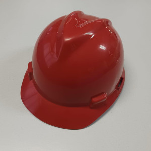 O Capacete aba frontal MSA com jugular V Gard é confeccionado em polietileno de alta densidade. Além disso é moldado em uma única peça, garantindo uma resistência excepcional. Sua construção sem porosidade aumenta sua durabilidade, enquanto sua propriedade não condutora de eletricidade e alta resistência dielétrica o tornam indispensável para ambientes com riscos elétricos