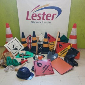 O kit de emergência para caminhão NBR é um conjunto de equipamentos selecionados e de eficácia para uma eventual situação onde possa ocorrer vazamento de produtos considerados perigosos, os quais vão ser neutralizados.