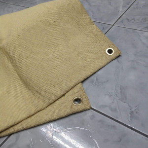 A manta de proteção para solda aramida é um item de segurança essencial utilizado para proteger superfícies, equipamentos e pessoas contra respingos de metal fundido, faíscas e calor intenso. Elas são fabricadas com materiais resistentes a altas temperaturas, como fibra de vidro, sílica ou aramida (Kevlar).