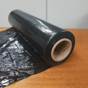 O Filme stretch preto esticável é utilizado em indústrias e comércios de todos os ramos para envolver paletes e unitizar cargas de transporte, pois garantem a segurança e o cuidado necessário na hora de transportar sua mercadoria, fazendo com que sua embalagem fique mais reforçada contra danos durante o percurso.
Este produto é produzido com polietileno de baixa densidade (PEBDL), sua estrutura é formada por três camadas sobrepostas de polímero.
A aplicação desse filme stretch é feita manualmente, e para tal recomendamos a utilização de aplicadores manuais de filme stretch.
