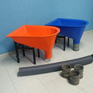 O funil abastecedor para argamassa de fachada é a solução ideal para agilizar o transporte vertical de argamassa em obras. Utilizando um sistema de descida por gravidade, ele permite que a massa seja levada da cobertura ou andares superiores diretamente para os pontos de trabalho e fachadas através de dutos e mangueiras. Fabricado em polietileno de alta resistência, é leve, durável e fácil de limpar.
