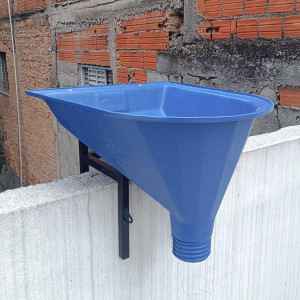 O funil plástico de abastecimento para argamassa (associado a dutos condutores) é o sistema ideal para o transporte vertical por gravidade na sua obra. Ele elimina o sobe e desce de carrinhos, otimizando o trabalho nos balancins (andaimes suspensos).