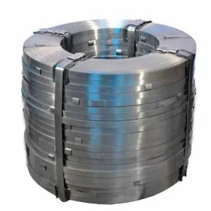 A fita de arquear de aço é a solução de embalagem industrial mais resistente do mercado. Ela é projetada especificamente para a amarração e paletização de cargas pesadas, rígidas e com superfícies cortantes que danificariam fitas plásticas.