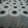 O filme stretch é um material plástico que é usado para embalar cargas pesadas. Ele é feito de uma camada de plástico que é esticada e depois enrolada em torno da carga.