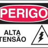 A placa de sinalização de alta tensão é um elemento crucial para a segurança em ambientes onde há riscos elétricos elevados. 
