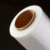 O filme stretch é uma peça fundamental no universo da embalagem industrial, desempenhando um papel crucial na proteção e estabilidade de cargas. 