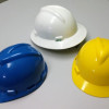 O capacete de proteção é utilizado para assegurar o profissional durante os serviços prestados.
