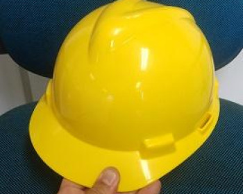 O capacete MSA é feito de plástico, uma matéria-prima forte, produzido com a finalidade de resistir e proteger os profissionais de acidentes de objetos em direção à cabeça.

