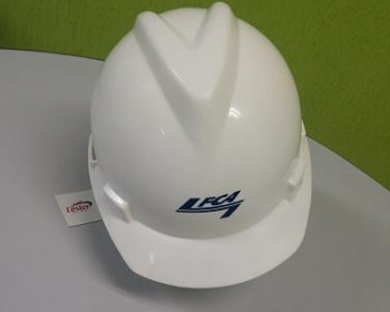 O capacete MSA branco tem aba frontal e carneira com catraca. Ainda, o produto é feito de polietileno de alta densidade para resistir impactos e prevenir acidentes.