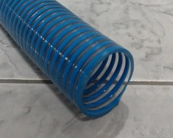A mangueira Kanaflex flexível KF é um item auto-fluturante usado em piscinas. Com coloração transparente e espiral azul, a KF é resistente a raios ultravioletas, além de permitir o acompanhamento dos elementos succionados por meio da transparência. 