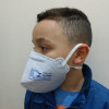 A máscara PFF2/P2 ou respirador, como também é conhecida no Brasil, tem a função de reter gotículas e aerossóis expostos no ar. Em outros países, a máscara PFF2 tem outras nomenclaturas, como N95 nos EUA e FFP2 na Europa.

