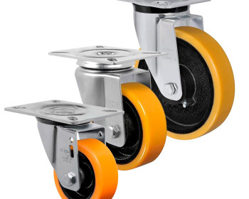 A roda giratória schioppa fabricada em poliuretano e ferro que resiste a impacto e vibrações em movimentação de cargas em galpões industriais, tem opção de bloqueio de giro e freio pedal.
