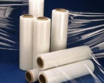 O filme stretch é um material de embalagem altamente versátil que é amplamente utilizado em vários setores industriais.