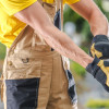 Seja na indústria ou construção civil, as luvas de segurança oferecem uma barreira essencial entre as mãos do profissional e os potenciais riscos associados ao ambiente de trabalho.