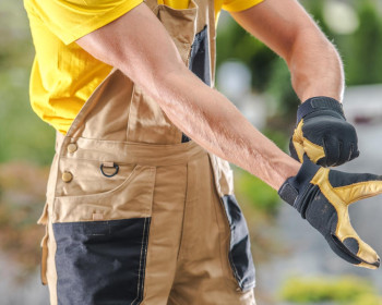 Seja na indústria ou construção civil, as luvas de segurança oferecem uma barreira essencial entre as mãos do profissional e os potenciais riscos associados ao ambiente de trabalho.