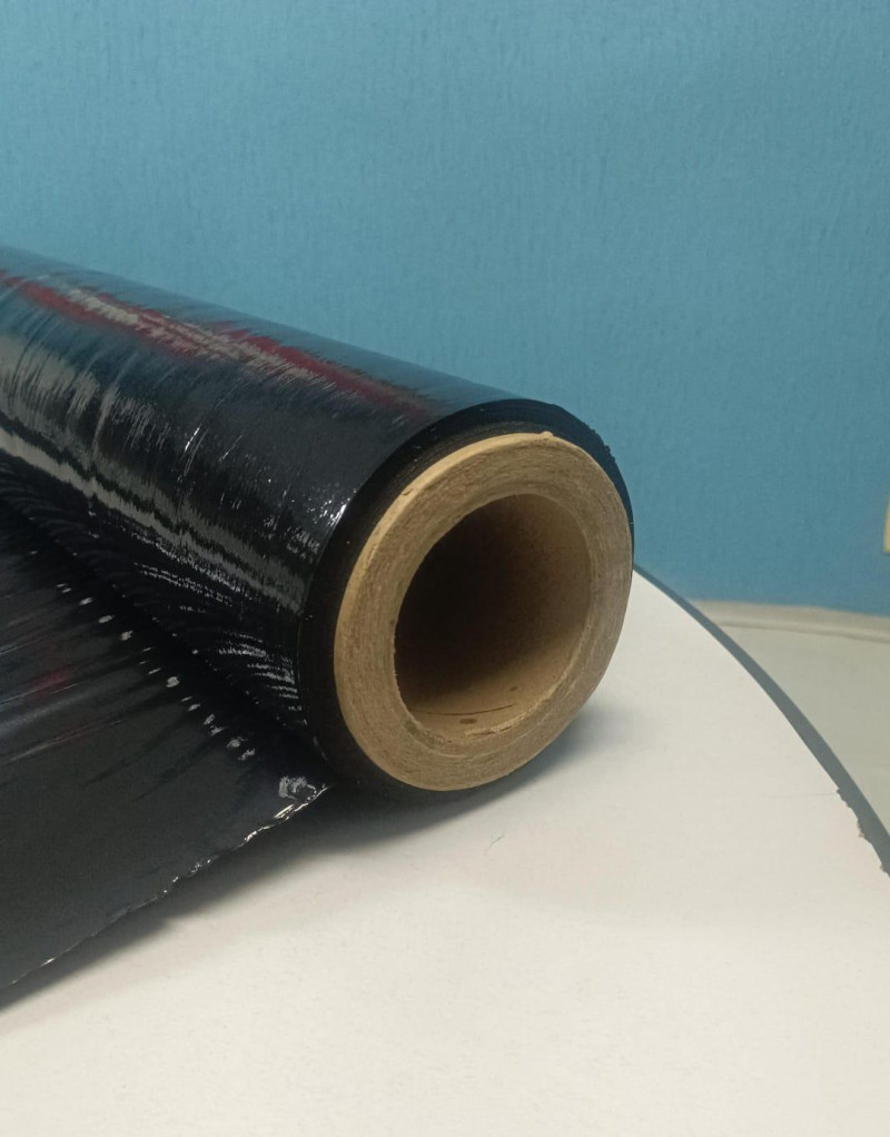 Filme stretch preto rolo com tubete manual 4 kg 25 micras