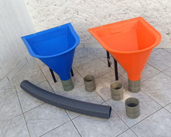 Funil para argamassa de fachada de abastecimento por gravidade O funil abastecedor para argamassa de fachada é a solução ideal para agilizar o transporte vertical de argamassa em obras. Utilizando um sistema de descida por gravidade, ele permite que a massa seja levada da cobertura ou andares superiores diretamente para os pontos de trabalho e fachadas através de dutos e mangueiras. Fabricado em polietileno de alta resistência, é leve, durável e fácil de limpar.