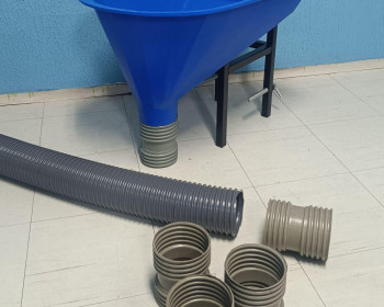 Funil para argamassa de fachada Polietileno PP Encontre aqui na Lester o equipamento ideal para abastecimento vertical de argamassa por gravidade, o Funil para argamassa é fundamental na execução do revestimento externo da fachada (reboco), fabricado em polietileno e estrutura metálica com alta resistência, ou seja, utilização em outras obras.